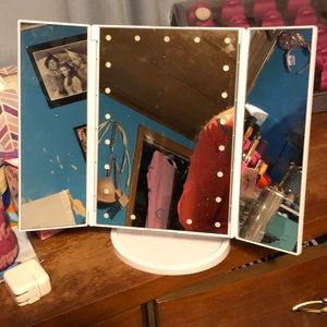 Light up makeup mirror